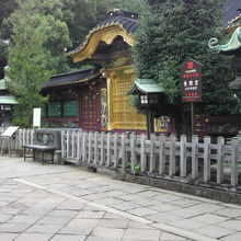 唐門の横の銅燈籠でも、官位や格で、左と右で大きさが異なります