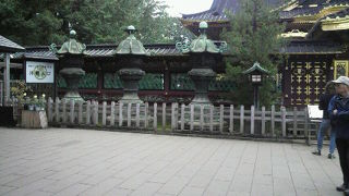 上野東照宮の銅燈籠は、諸大名のうち格式の高い大名が寄進した銅製の燈籠です。