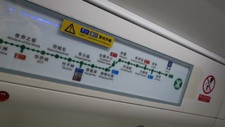 切符売り場に長い行列