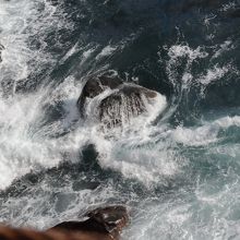 吊橋から見た荒波です。