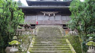 石段はちょっと危ない