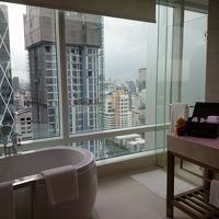 バスルームも広々～☆ロールカーテンを下げないと丸見えですが！