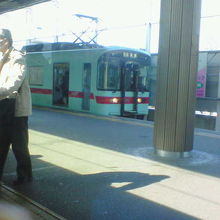 色合いが独特な列車です。