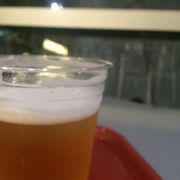 新美術館の広々カフェでビール！