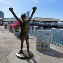 桟橋へと出た所にあります。