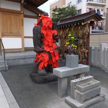 全身赤紙。後ろは草履。