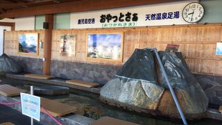 都心からだとちょっと遠い。待合の椅子が素敵