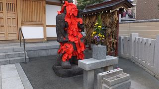 別名赤紙仁王尊。全身赤紙が異様。