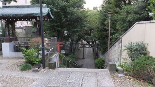 台地の上の神社。昔は眺めがよかったことでしょう。