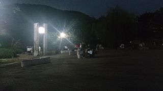 夜の円山公園は昼の喧騒が嘘の様