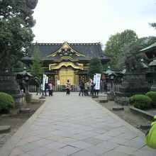 広島長崎の火は、上野東照宮の唐門への参道の右側にあります。