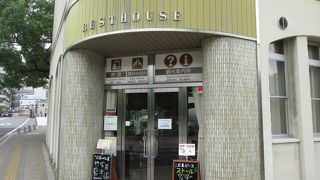 夏の平和記念公園レストハウス