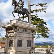 伊達政宗公騎馬像だー