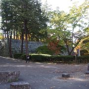 石垣、堀の外側の公園