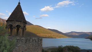 湖沿いの小さな教会