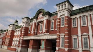 東京駅そっくりの赤レンガの駅舎