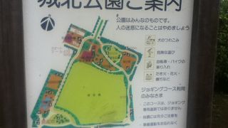 機関車やバスが展示されている大きな公園