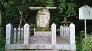 古い筆に感謝、供養する「筆塚」