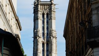 かってはパリ有数の教会、現在は塔のみが残る。