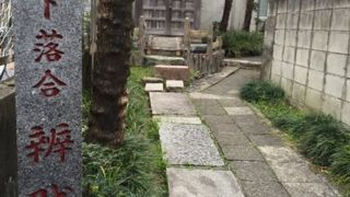 住宅地の脇道の弁財天