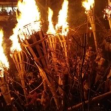 「雍州路」からしか見られない参道階段で行われる松明の競演