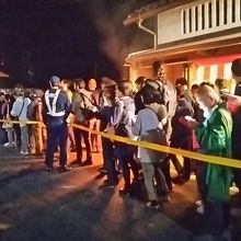 一般の人は規制の柵の中で遠回りして巡回させられます