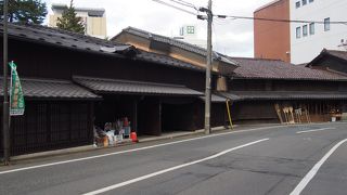 歴史ある建物が残る