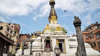 町外れのピムバハ池の西側に建っていました