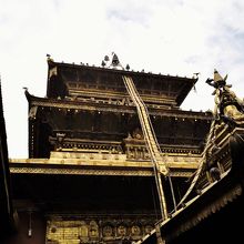 金箔に覆われた寺院