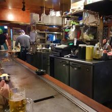 長ーい鉄板、写真右側にコの字型に続いてます