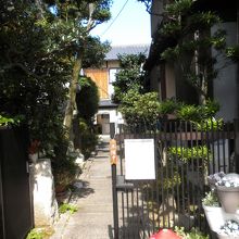 門から玄関まで奥行きがあります