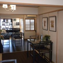 畳に絨毯敷きです