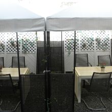 外にはテントが張られた席もありました