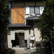 お店の玄関です