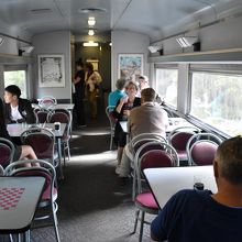 カフェの車両もあり、飲み物やお菓子、果物が無料です。