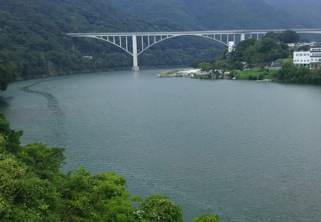 池田ダムの上にかかる橋です。