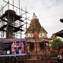 中央がナラシンハ寺院です