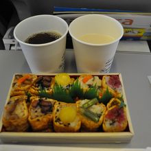 購入した一口おこわを機内で頂きました