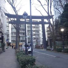 一般道にある鳥居がなんだか新鮮