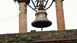 地震にも耐えた大きな鐘です