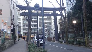 一般道の鳥居がかえって新鮮