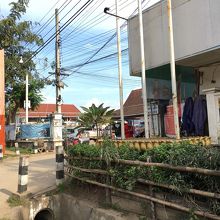 敷地内入口、駐車場完備