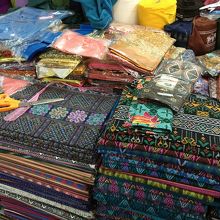 民族布も、ウハウハ。上下50ドルくらいでお仕立て可能