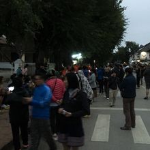 朝は托鉢で賑わい…