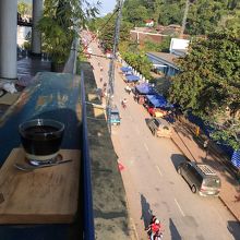 インディゴカフェからの通りを眺める