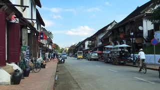 ルアンパバーン一番の大通り、観光の拠点へ