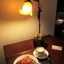 落ち着いた店内で。タタンバナーヌはドロ甘系…