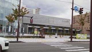 向かい側は古風な千秋公園であり、近代的な建築物である美術館とは対照的な風景が広がっていました。