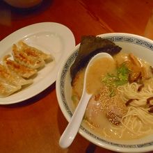 細麺でごまスープ。野菜餃子をつけた。６７０円＋１１０円だった