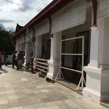 入口で履物を脱ぐ